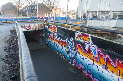 825722 Gezicht op de zuidelijke ingang van de fietstunnel onder het Westplein te Utrecht, met op de wanden graffiti en ...